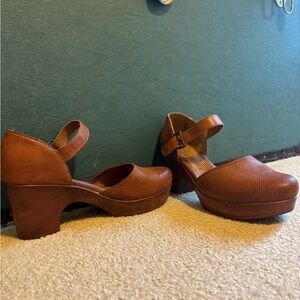 boc Women's Tan Heeled clogs